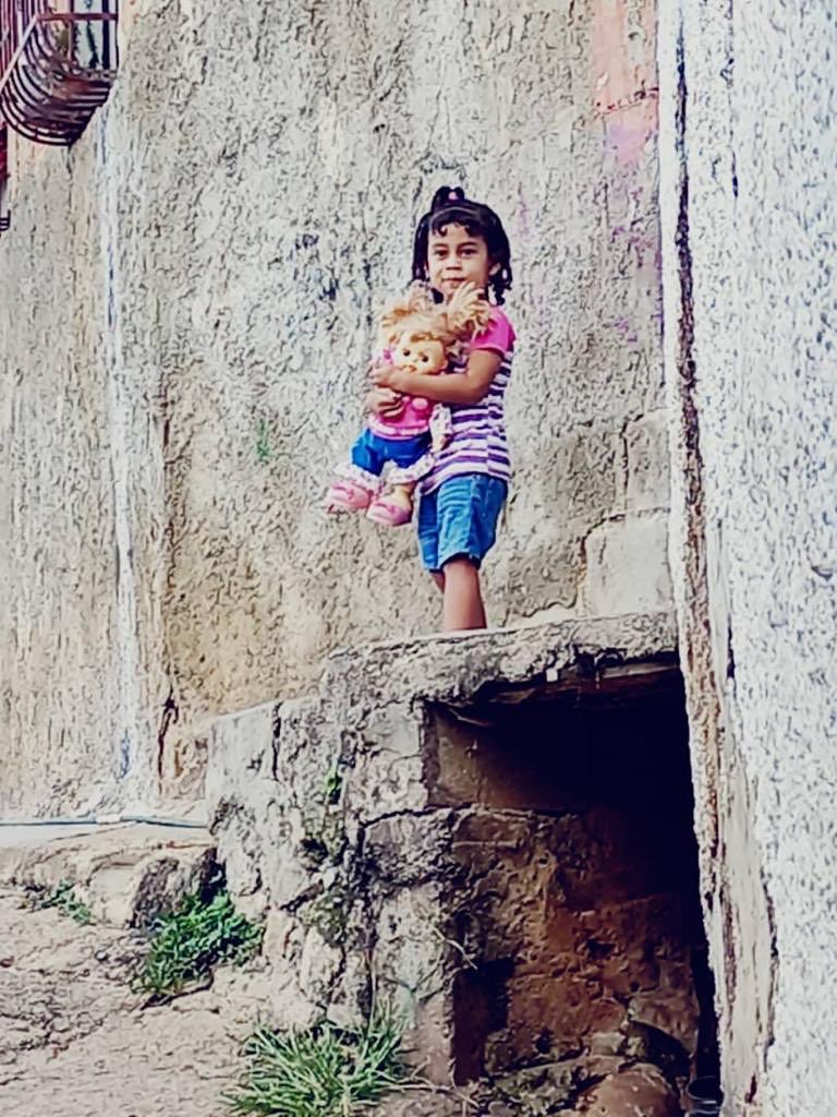 taniapsuv's tweet photo. A Venezuela hay que leerla, fotografiarla, recrearla en sus hermosas historias colectivas 
que son el abono para la etapa que vendrá, 
incluso para otros pueblos que luchan en el mundo. 

⁦@NicolasMaduro⁩ 
@dcabellor 
⁦@PartidoPSUV⁩ 
@la_uicom. https://t.co/p3PzSMizQC