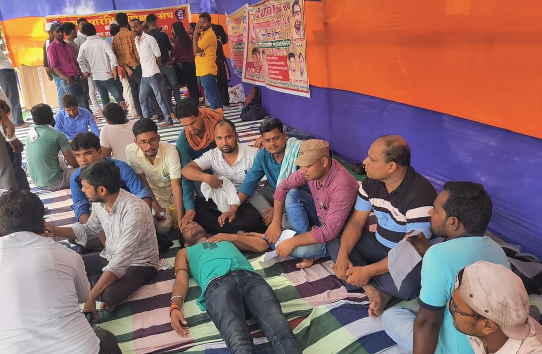 BiharTeacherCan's tweet photo. 7वें चरण शिक्षक बहाली के लिए संघर्षरत एक शिक्षक अभ्यर्थी की तबियत बिगड़ी।
#सातवां_चरण_शिक्षक_बहाली https://t.co/jrQzTkDWeP