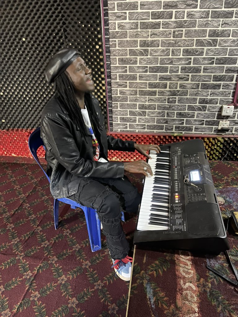 ZizaBafanaUg's tweet photo. Make sure you secure your heart ❤️ with a safety pin 🧷 , true love is true no rush.., #Speedcontrolle 🚘 🕹
¥
¥
#ENSOLO🦁 🗓🔔come Friday we gonna share the meet,, https://t.co/8zKqYDXYcO