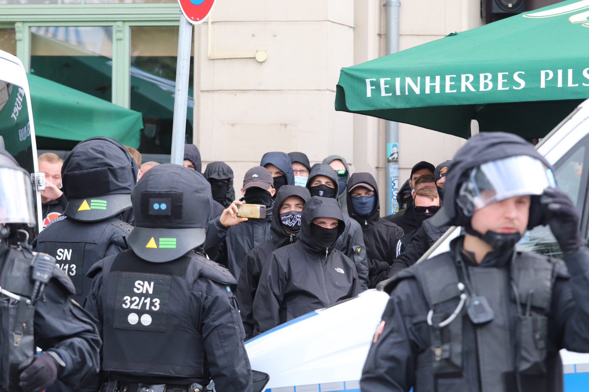 _C_Nazifrei's tweet photo. [8/x] Danach übernahm Sohn das "Pub à la Pub" bis zum Frühjahr '22. Nun steht Daudrich im Impressum der Kneipe, an der sich auch Dutzende Nazis am #c2808 eingefunden hatten, um unsere Demo zu bedrohen. Im Pub wurden zuletzt Personen der rechten Szene beschäftigt. 
📸@simon_brgr https://t.co/dj2GknQK02