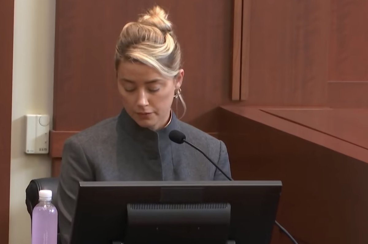 RobiSebi's tweet photo. I got caught in the #DeppVsHeard and am I the only one who noticed this outfit #AmberTurd #deppheard https://t.co/s2hJ1p0x4D