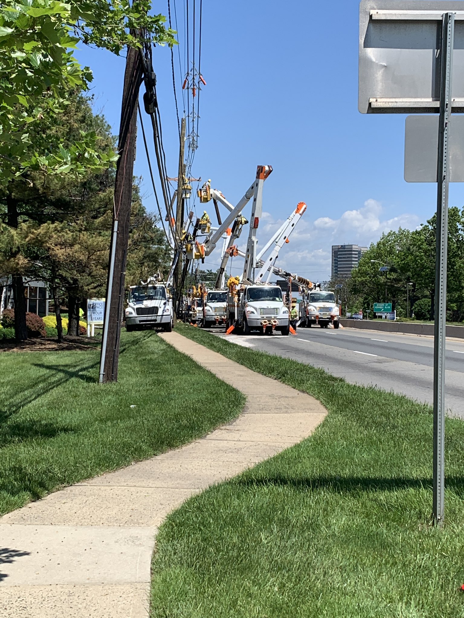 Keith Kocinski on Twitter "Several PSE&G bucket trucks out on Rt.18 S
