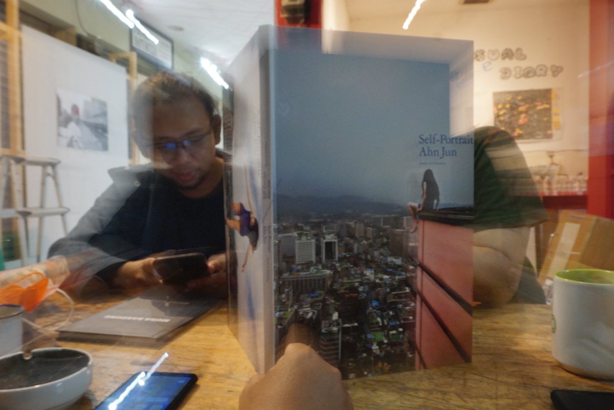 grace_anata's tweet photo. Photo book discussion are always fun. Thank you for coming. Love to sharing #photobookforeveryone @RawsSyndicate @RRC_NFT @Deni_Rahadian @sisaicis https://t.co/gIT9XKEDVw