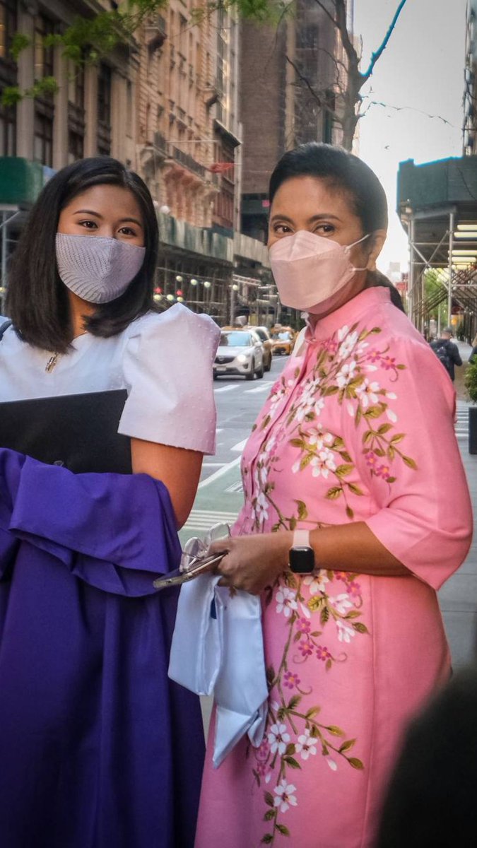 lndlzy's tweet photo. VP @lenirobredo is wearing the handpainted and sewn dress by the talented weavers of Hablon de Argao for @jillrobredo's graduation in NYU! Proud moment for us Argaoanons to see VP Leni wearing our gift! 🌸💖

Thank you, VP! 😭

@jillrobredo 
@jpgrobredo 
@aikarobredo https://t.co/vevHPL4Cv6