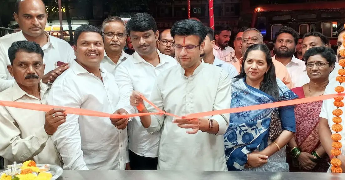 ghatge_raje's tweet photo. 'मेक इन कोल्हापूर' योजनेअंतर्गत गडहिंग्लज येथे सुरू करण्यात आलेल्या 'सलगर चहा' च्या नवीन शाखेचा शुभारंभ केला. अजित पाटील यांनी सलगर चहाची फ्रेंचाइजी घेऊन सुरू केलेल्या या नवीन व्यवसायासाठी त्यांना मनःपूर्वक शुभेच्छा!!
#makeinkolhapur @SalgarChaha #gadhinglaj @Dev_Fadnavis https://t.co/73SwAplDgP