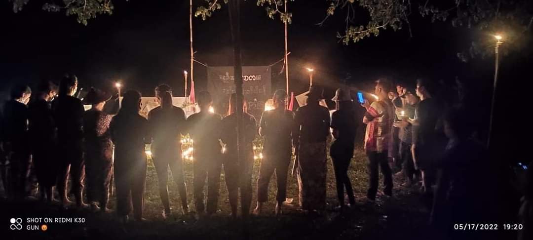 Chanapai247's tweet photo. Remembering the fallen heroes, candle-light night demonstration was led by local residents of #ThayetChaung township, TanintharYi region, tonight.
#2022May17Coup 
#WhatsHappeningInMyanmar https://t.co/fspj5gwd2k