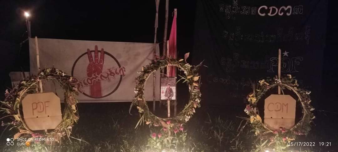 Chanapai247's tweet photo. Remembering the fallen heroes, candle-light night demonstration was led by local residents of #ThayetChaung township, TanintharYi region, tonight.
#2022May17Coup 
#WhatsHappeningInMyanmar https://t.co/fspj5gwd2k