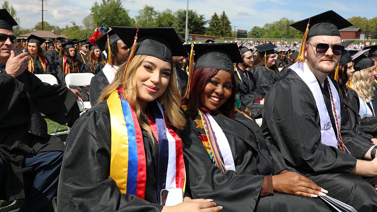 BloomsburgU's tweet image. “The best investment you&apos;ve made in yourself is knowing how to learn, how to explore, how to fail with grace, how to recover with humility, and how to help yourself while helping others.” 💯🎓🐾📸➡ flic.kr/s/aHBqjzQab8 #BUClass2022 #HuskyPride #BloomOnward