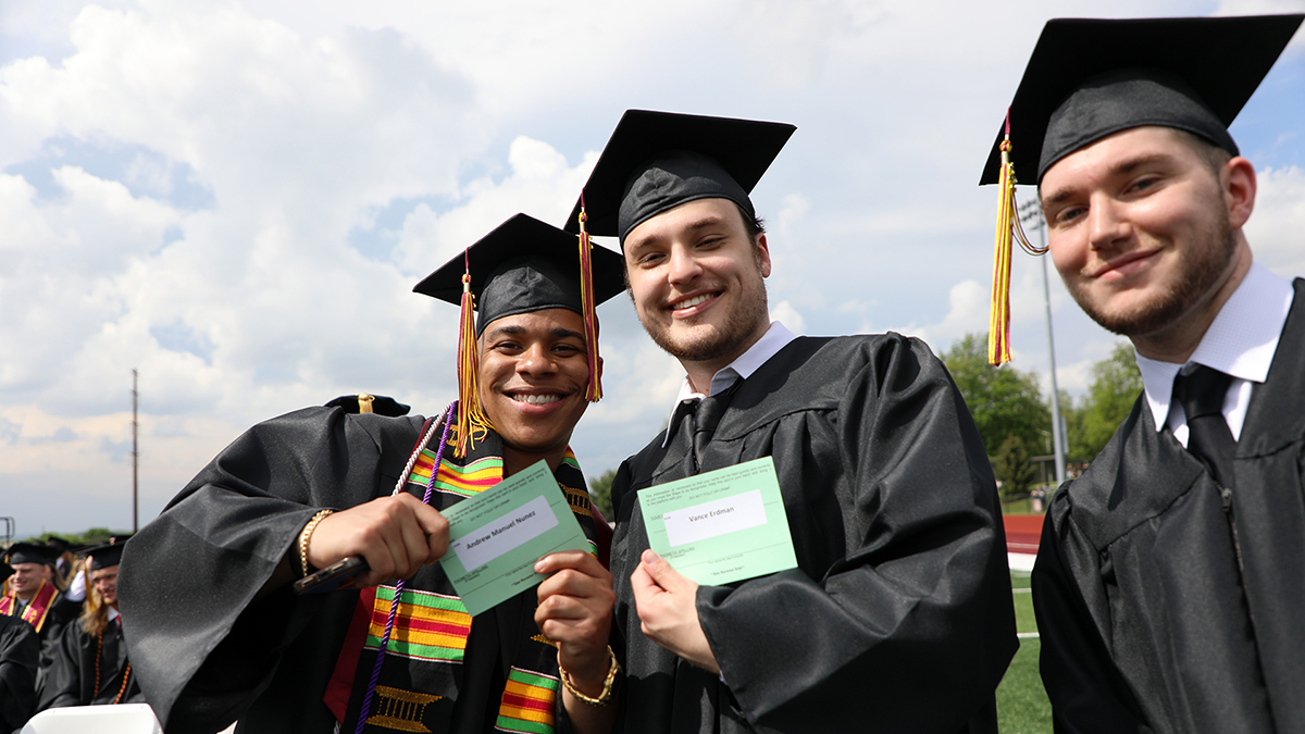 BloomsburgU's tweet image. “The best investment you&apos;ve made in yourself is knowing how to learn, how to explore, how to fail with grace, how to recover with humility, and how to help yourself while helping others.” 💯🎓🐾📸➡ flic.kr/s/aHBqjzQab8 #BUClass2022 #HuskyPride #BloomOnward