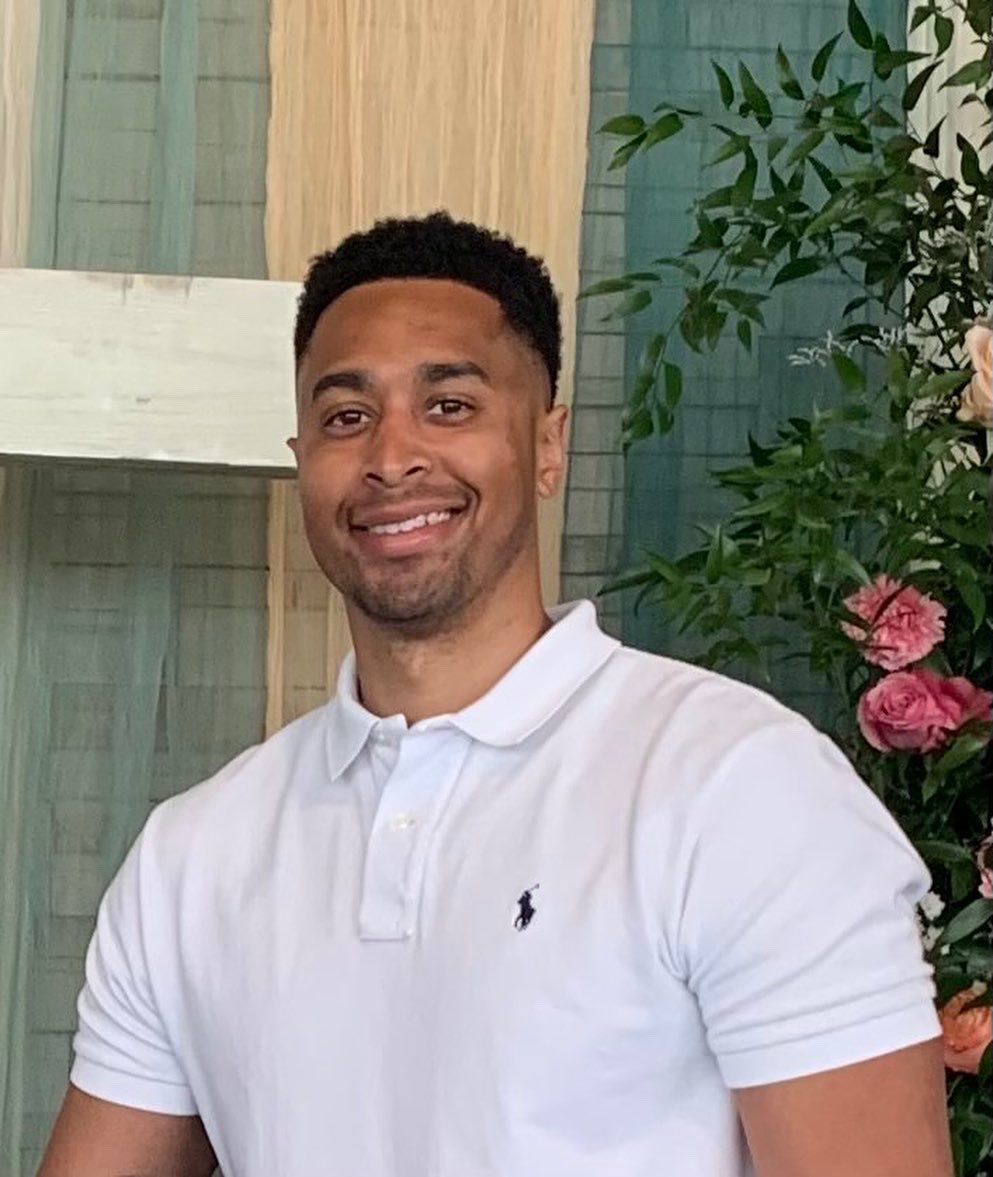 UFJaxEM's tweet image. Next up for #InternIntros is Dr. Otis Green! Otis is a Jacksonville native joining us from Morehouse School of Medicine! Otis enjoys basketball, boxing, breweries, the beach, spades, and beating his kids in super smash bros. Welcome to the #ShandsFam Otis! #JaxEM