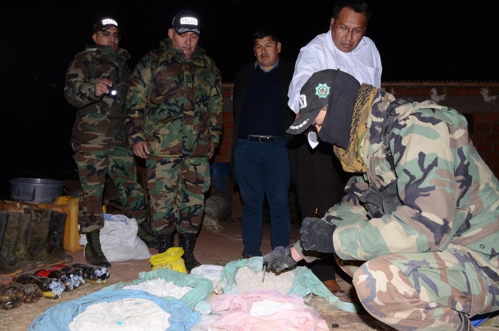 VDS_SC's tweet photo. El viceministro, Jaime Mamani, a noche informó que en la comunidad Mollebamba, de #LaPaz se secuestró e incineró dos fábricas de pasta base de cocaína adaptadas en viviendas precarias de adobe, se incautó 6 vehículos y 3 motocicletas. https://t.co/TysRqE7jCg