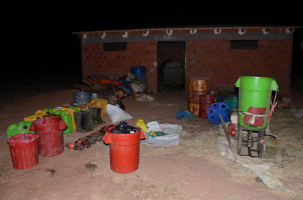 VDS_SC's tweet photo. El viceministro, Jaime Mamani, a noche informó que en la comunidad Mollebamba, de #LaPaz se secuestró e incineró dos fábricas de pasta base de cocaína adaptadas en viviendas precarias de adobe, se incautó 6 vehículos y 3 motocicletas. https://t.co/TysRqE7jCg