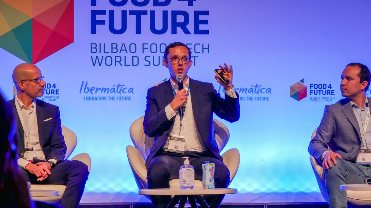 BASF_ES's tweet photo. Las ponencias de hoy han ido a cargo de @KKretschun, responsable de @BASF_AgroES, y de Álvaro Gordillo, gerente de ventas de Animal Nutrition Europe, sobre cómo estas unidades de negocio de #BASF están integrando la #sostenibilidad en sus estrategias y su actividad diaria. https://t.co/v1qlLWVfqB