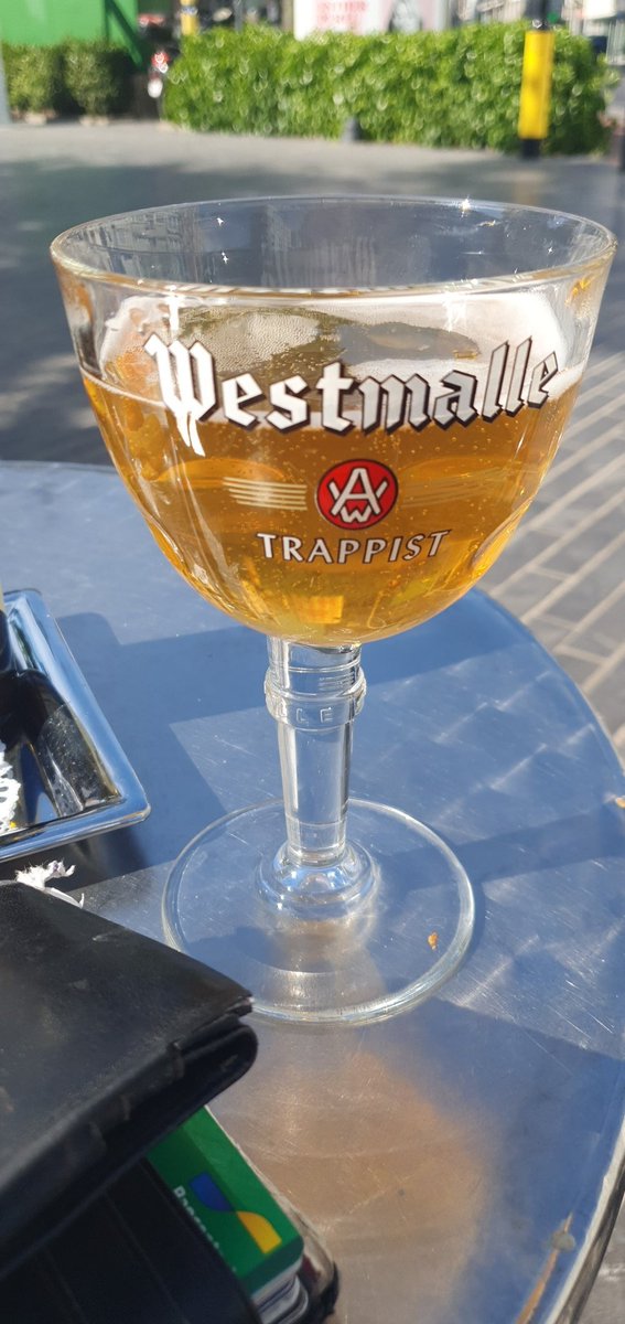 DavusKris's tweet photo. Ben ik een slechte bierliefhebber als dit mijn alleerste Westmalle ooit is...? 😬 #dtv #biertwitter https://t.co/8tQFFDdCZU