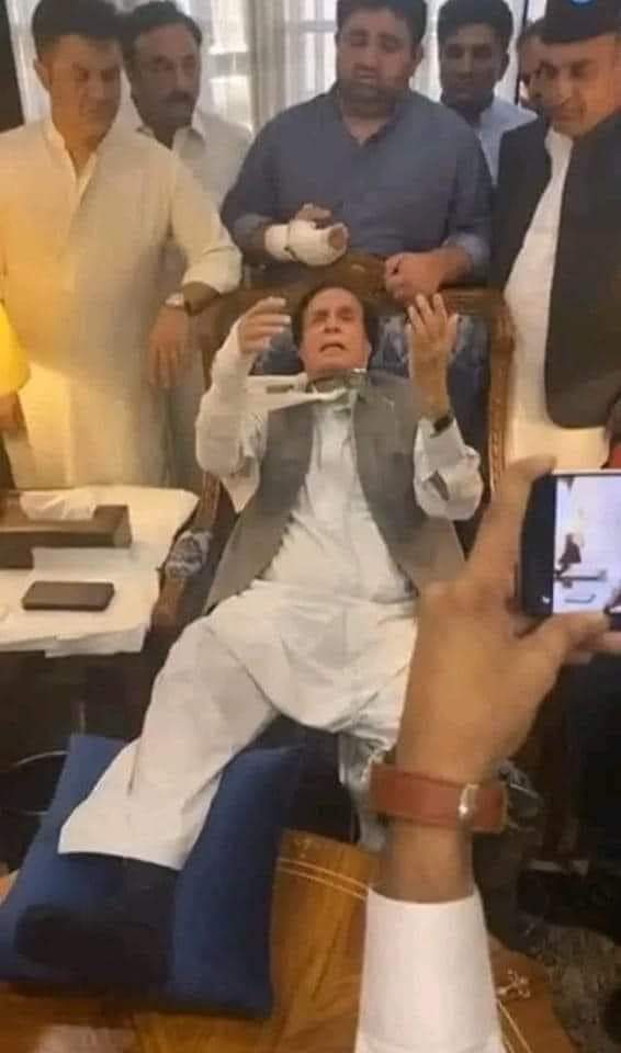 UrduBuddy's tweet photo. صرف غریب آہ ہی نہیں 
چوہدری کی آہ بھی لے ڈوبتی ہے 
🤪 https://t.co/0h5WhNmCzy