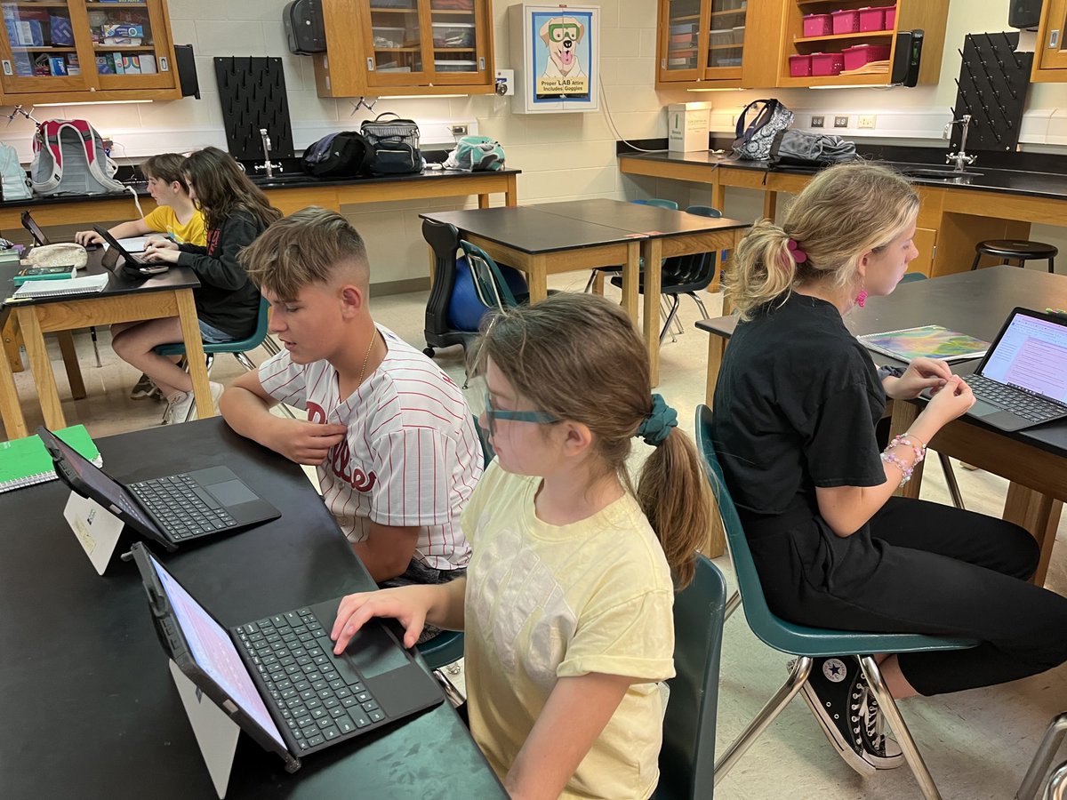 Mandy_Marye's tweet photo. Students using simulator to explore relationship between mass and kinetic energy. #CSTFinishLine ⁦@CSTWildcatsMS⁩ ⁦@williamsdoessci⁩ https://t.co/roOJR7t6jZ