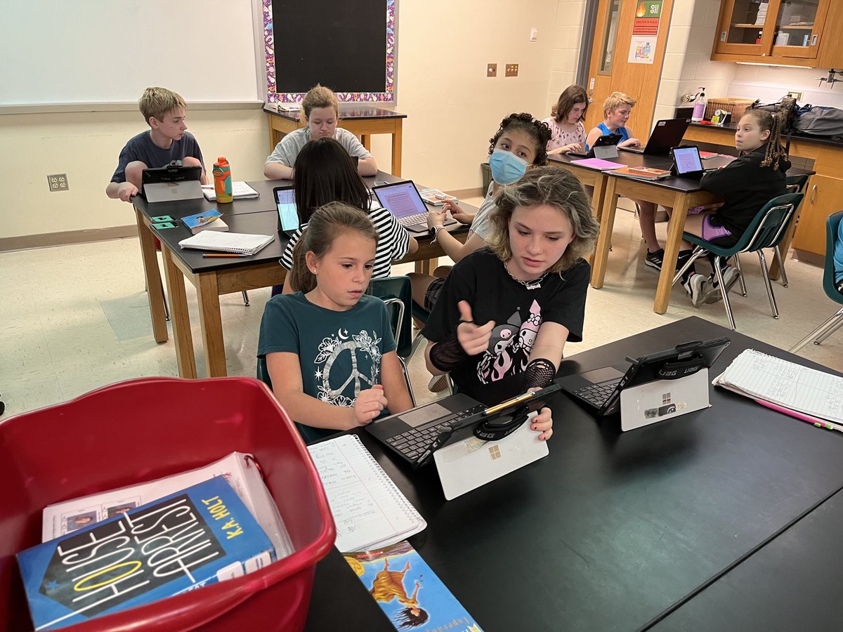 Mandy_Marye's tweet photo. Students using simulator to explore relationship between mass and kinetic energy. #CSTFinishLine ⁦@CSTWildcatsMS⁩ ⁦@williamsdoessci⁩ https://t.co/roOJR7t6jZ