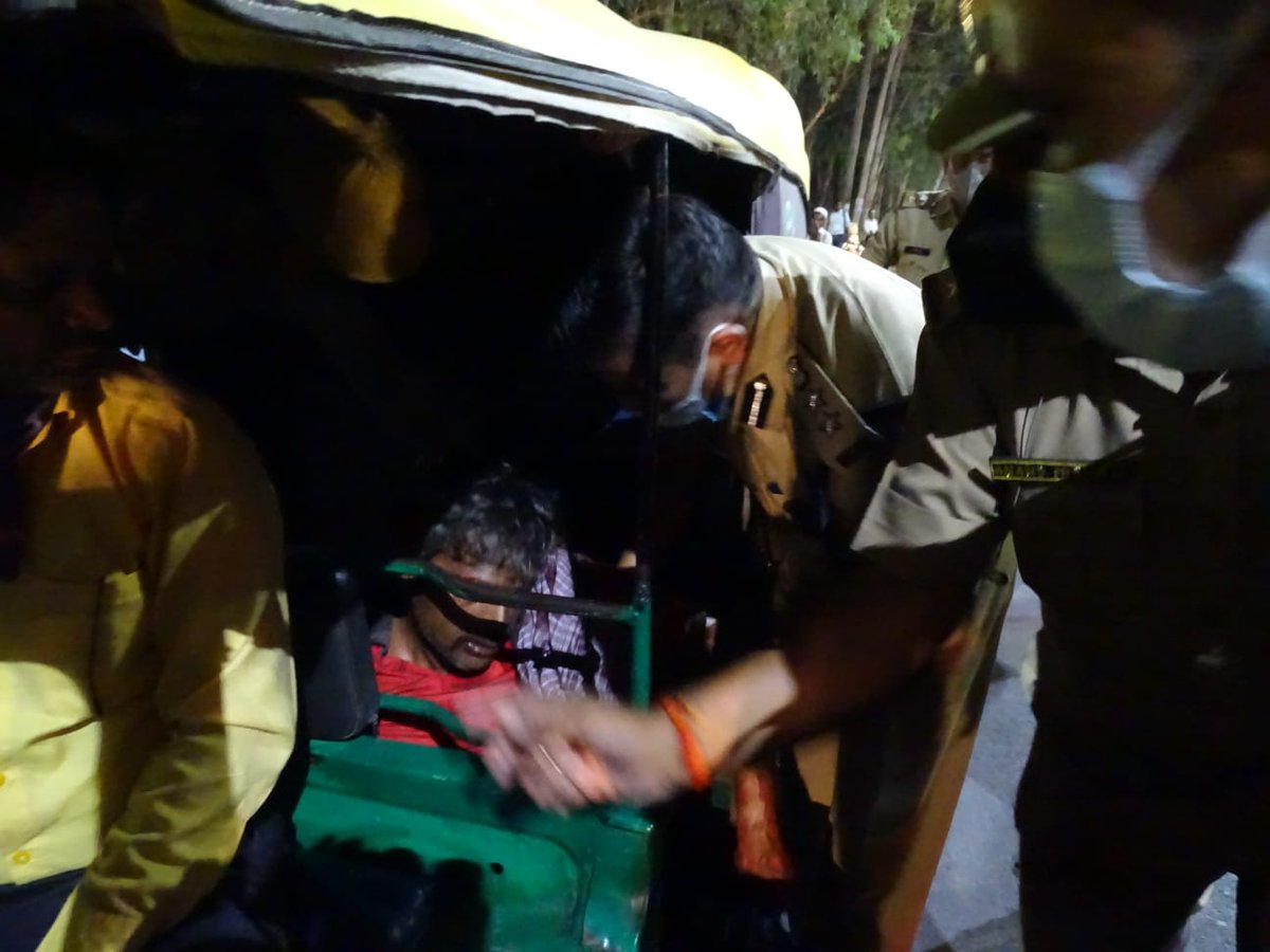 ghaziabadpolice's tweet photo. थाना कविनगर क्षेत्र मे पैदल गश्त के दौरान #SSP_GZB @IPSMUNIRAJ ने देखा कि हापुड रोड स्थित क्लैक्ट्रेट मल्टी लेवल पार्किंग के पास भीड लगी है व 01 व्यक्ति घायल अवस्था मे पड़ा है, #SSP द्वारा हमराह पुलिसकर्मियो की मदद से वाहन का प्रबन्ध कर घायल को उपचार हेतु अस्पताल भिजवाया गया । https://t.co/6WhjDDqxNg
