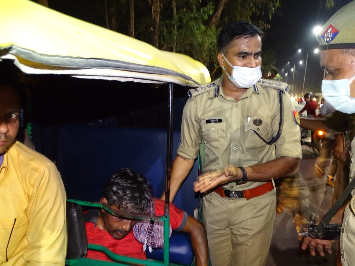 ghaziabadpolice's tweet photo. थाना कविनगर क्षेत्र मे पैदल गश्त के दौरान #SSP_GZB @IPSMUNIRAJ ने देखा कि हापुड रोड स्थित क्लैक्ट्रेट मल्टी लेवल पार्किंग के पास भीड लगी है व 01 व्यक्ति घायल अवस्था मे पड़ा है, #SSP द्वारा हमराह पुलिसकर्मियो की मदद से वाहन का प्रबन्ध कर घायल को उपचार हेतु अस्पताल भिजवाया गया । https://t.co/6WhjDDqxNg