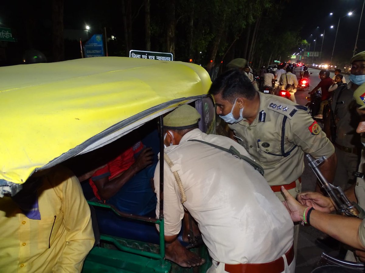 ghaziabadpolice's tweet photo. थाना कविनगर क्षेत्र मे पैदल गश्त के दौरान #SSP_GZB @IPSMUNIRAJ ने देखा कि हापुड रोड स्थित क्लैक्ट्रेट मल्टी लेवल पार्किंग के पास भीड लगी है व 01 व्यक्ति घायल अवस्था मे पड़ा है, #SSP द्वारा हमराह पुलिसकर्मियो की मदद से वाहन का प्रबन्ध कर घायल को उपचार हेतु अस्पताल भिजवाया गया । https://t.co/6WhjDDqxNg