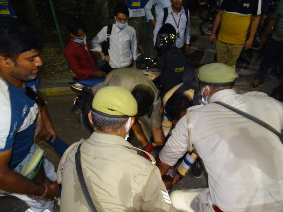 ghaziabadpolice's tweet photo. थाना कविनगर क्षेत्र मे पैदल गश्त के दौरान #SSP_GZB @IPSMUNIRAJ ने देखा कि हापुड रोड स्थित क्लैक्ट्रेट मल्टी लेवल पार्किंग के पास भीड लगी है व 01 व्यक्ति घायल अवस्था मे पड़ा है, #SSP द्वारा हमराह पुलिसकर्मियो की मदद से वाहन का प्रबन्ध कर घायल को उपचार हेतु अस्पताल भिजवाया गया । https://t.co/6WhjDDqxNg