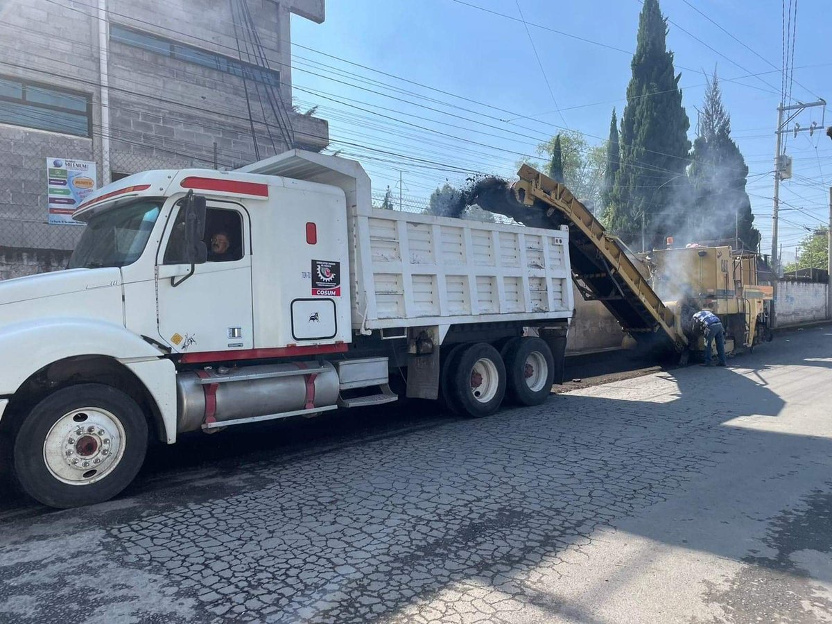 MadrazoVallejo's tweet photo. ¡¡@ObrasPublicas22 RECICLA!!
La carpeta asfáltica dañada, sirve para revestir caminos de terraceria en mal estado para nuestras comunidades.
#DíaMundialDelReciclaje
Dedicado a reconocer la importancia del reciclaje como recurso, no como residuo.
#JuntosJalamosMejor https://t.co/mb3UrZ6JMh