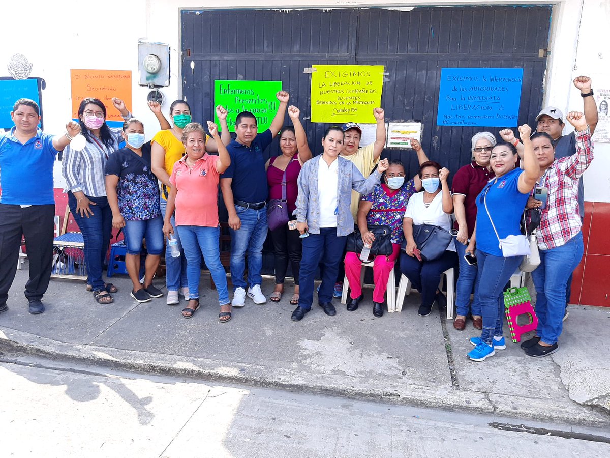 SUTDCEOTuxtepec's tweet photo. Agradecemos al Colegio de Enfermeras de Oaxaca, Sección Papaloapan que se une al movimiento de apoyo para exigir la liberación de nuestros compañeros docentes del Conalep Tuxtepec, retenidos en La Mixtequita. @alejandromurat @EnriqueKuHerr @ELPINERO @lopezobrador_ https://t.co/Bywp9HI72u