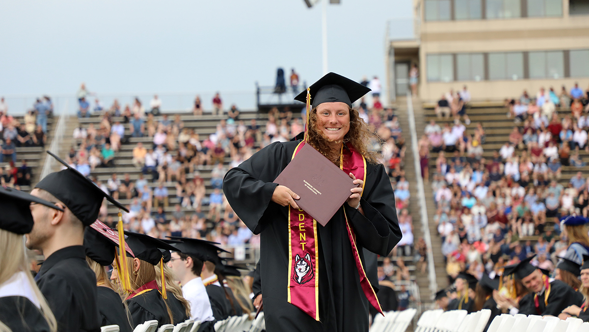 BloomsburgU's tweet image. “The best investment you&apos;ve made in yourself is knowing how to learn, how to explore, how to fail with grace, how to recover with humility, and how to help yourself while helping others.” 💯🎓🐾📸➡ flic.kr/s/aHBqjzQab8 #BUClass2022 #HuskyPride #BloomOnward