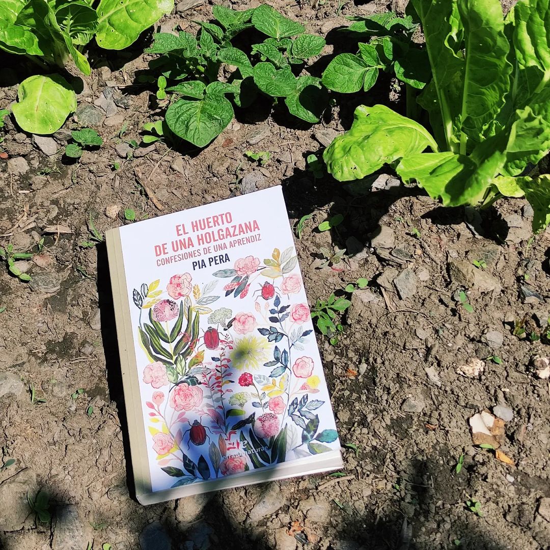Naturallibres's tweet photo. Cultivar un huerto con método y continuidad, año tras año, prestando atención a las exigencias de las estaciones y las rotaciones, no requiere menos esfuerzo que escribir un libro. #PiaPera #ElHuertoDeUnaHolgazana
https://t.co/731EN00ykx #NaturaLlibres @Erratanaturae https://t.co/tYs3AXGc89