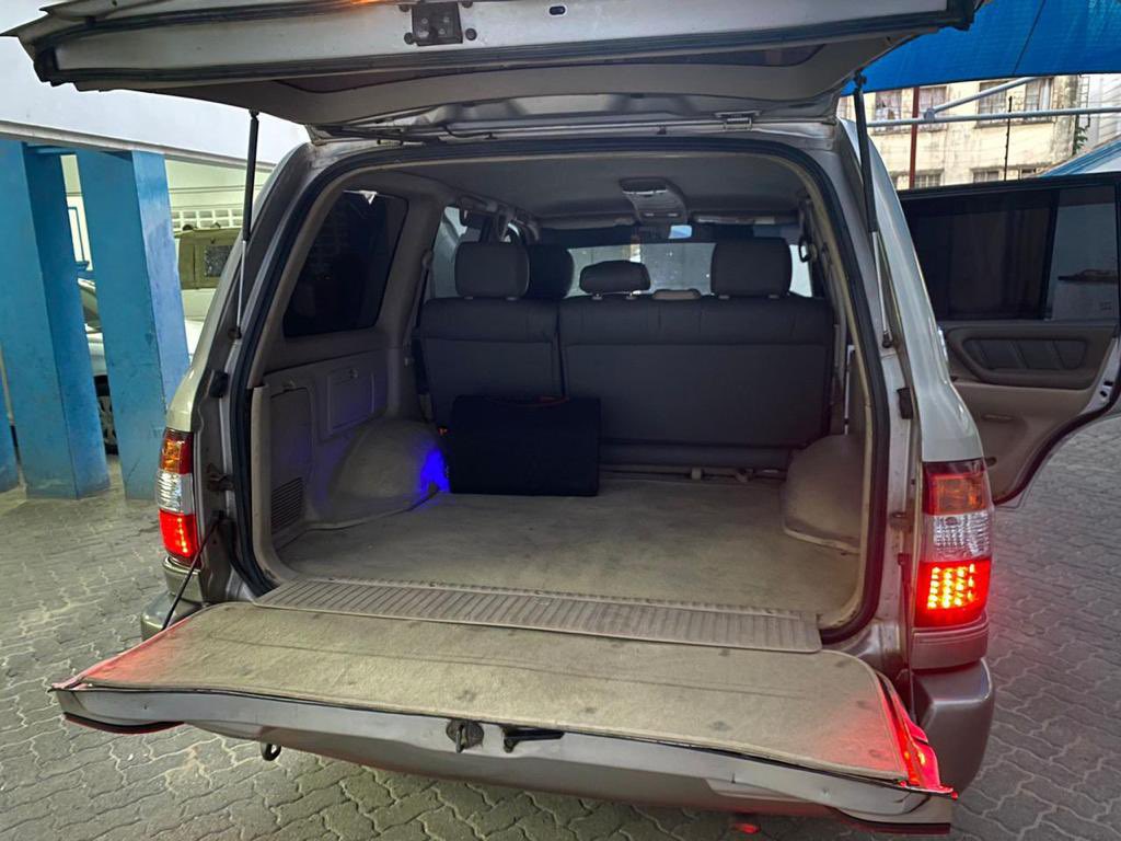 Alawijamalileil's tweet photo. A friend is looking forward to sell this Toyota Land Cruiser 100 4.2L 2006 Automatic ,Turbo Diesel with a genuine mileage of 98K
Asking price 3.25M ONO. 

0758001001

Kindly retweet the new owner could be on your timeline https://t.co/L46HaBEcJw