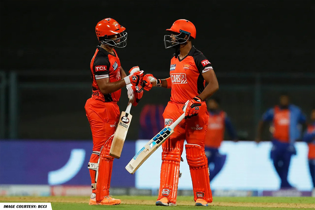 StarSportsTamil's tweet photo. அடிச்சு நொறுக்கி 🔥193 ரன்கள் குவித்தது ஹைதராபாத் அணி 🏏
வெற்றிகரமாக Defend செய்வார்களா ❓

#Epic #TATAIPL #IdhuvumNormaldhaan #MIvSRH https://t.co/rEqjELDcvm