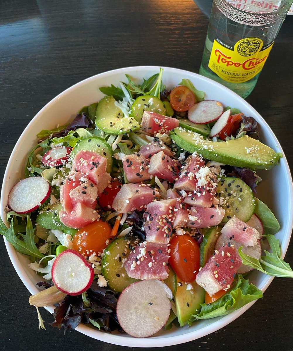 UrbaneCafe's tweet image. Sashimi-grade seared ahi, avocado, cucumbers, tomatoes, and Japanese chili dressing... what more could you ask for?! 🤤🥗
📷: @visalia_foodie on Instagram #urbanecafe #ahituna #healthyeating