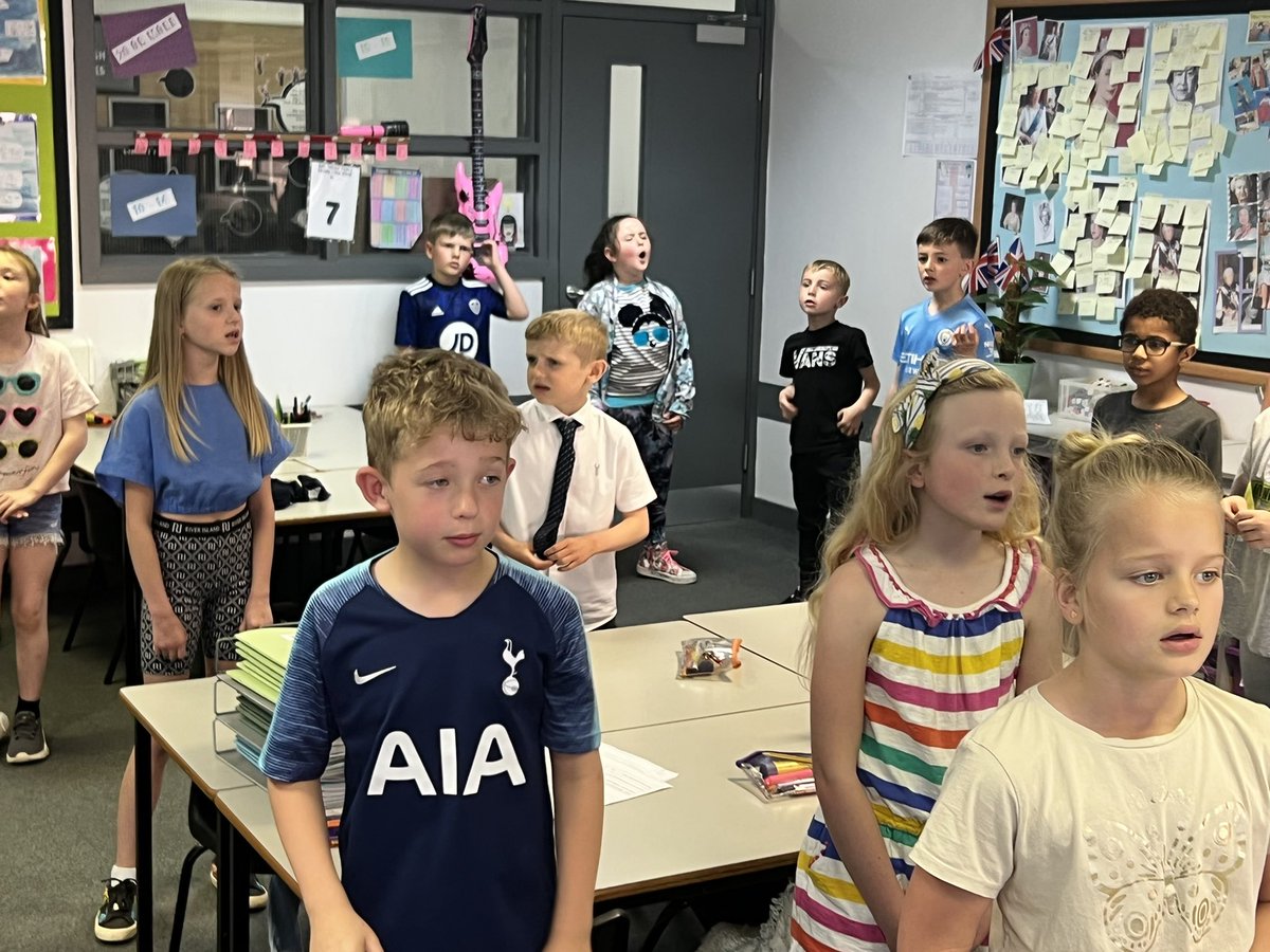 Class8Hcps's tweet image. We loved our assembly with Mat Wright, Artistic Director, of Barnsley Youth Choir. Today he toured all our Academy schools, raising funds for their residency at the Edinburgh Fringe this summer. We all had a lovely day! 🎶