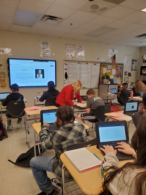 MrsAPursley's tweet photo. Thrilled to collaborate w/Mrs Thompson & witness the transformation of 6th graders becoming self-regulators of their learning using a Google Sites learner goals portfolio. What are the success criterion of a productive learner?
@glenview_middle
#GMSbuzz #a5EDventure #vision5 https://t.co/VLUYJBiYOj