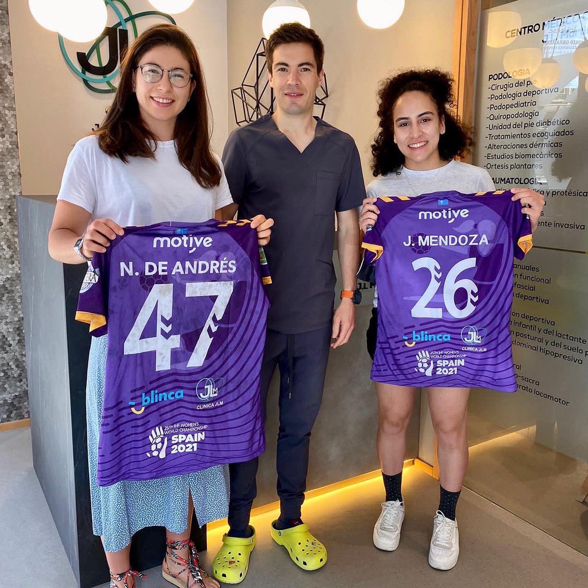 💥 RENOVACIÓN • Nayla de Andrés y Jazmín Mendoza continúan el próximo año en Gijón!

🤾🏽‍♀️ La pivote vasca y la extremo paraguaya renuevan para la próxima temporada!
Y lo hacen de la mano de nuestros amigos de <a href="/ClinicaJLM/">ClinicaJLMartinez</a> 🚀

<a href="/naylss/">Nayla</a> <a href="/jazmendozaa/">jm</a>  
#temporada2223
#somoscalzada 💜