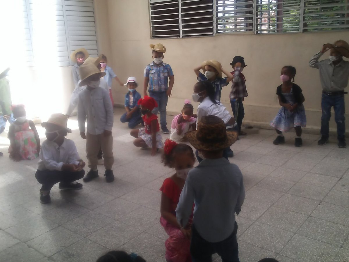 edad_ci's tweet photo. Las niñas y niños de #Laprimerainfancia celebran con alegría y entusiasmo este #17DeMayo   día del campesinado cubano ¡¡¡Felicidades!!! @dpestgo  @RaulSamon @LimontaReyes #CubaViveYTrabaja #SantiagodeCuba https://t.co/W064D6jLBZ