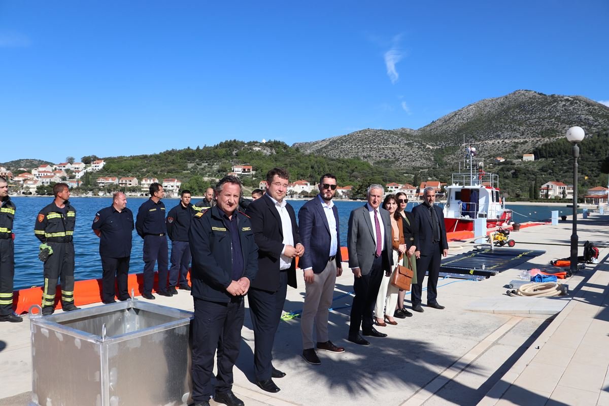 Almost 140 thousand euros worth of equipment to fight and mitigate pollution at sea, purchased  through the EU project STREAM, and for several fire brigades in the Dubrovnik-Neretva County. The equipment was handed over to the Fire brigades during a ceremony in Slano.