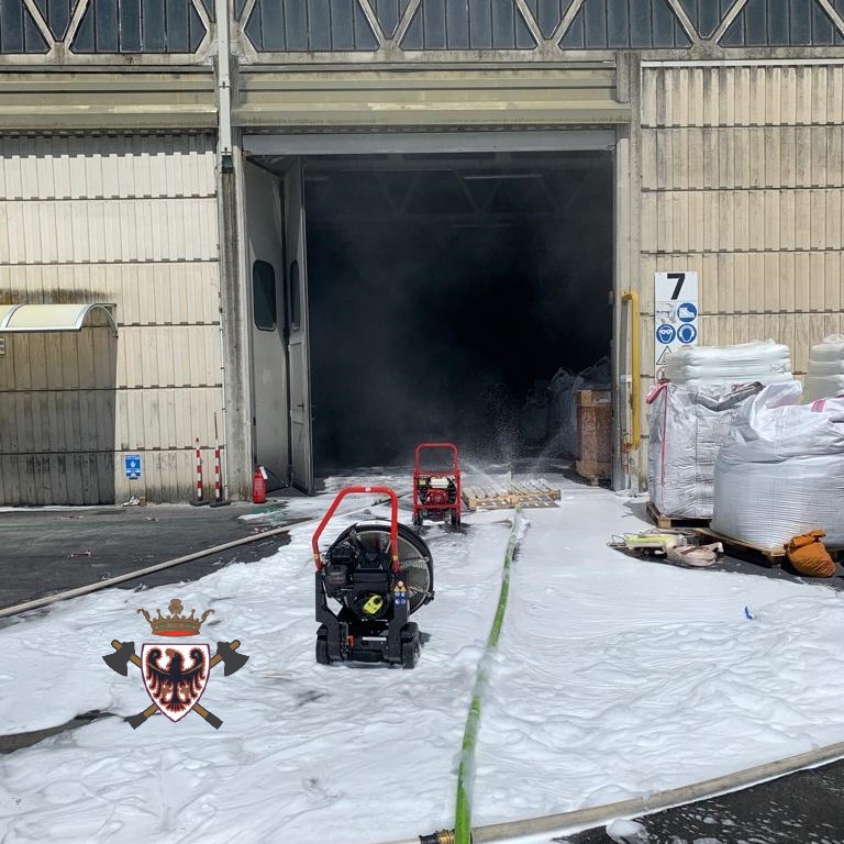 fedvvfvoltn's tweet photo. 🔥🚨🚒 #Incendio: le fiamme, alle 11 di oggi, hanno interessato un macchinario di un’azienda che produce materiale plastico, a #Grigno. 
Sul posto i #vvfvolontari di Grigno, supportati da quelli di Tezze, Borgo Valsugana, Strigno e Pergine Valsugana. 
#vvftrentino #semprepronti https://t.co/kQ4YzY7ZCZ
