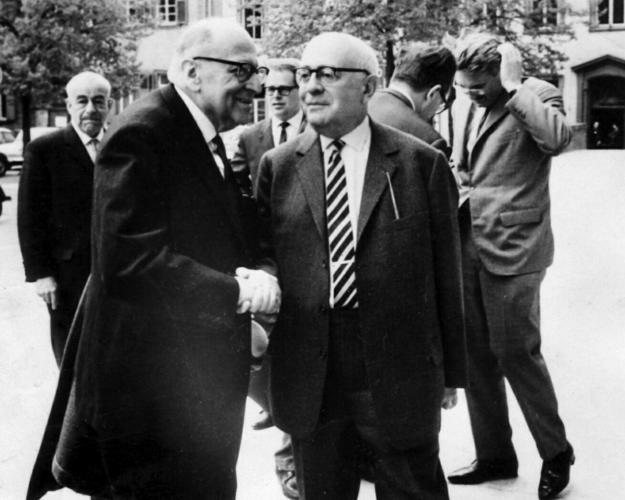CCCIS_col's tweet photo. Tomando como base la Dialéctica de la Ilustración de Theodor Adorno y Max Horkheimer, es posible esbozar críticamente las implicaciones de la industria cultural. 
#CCCIS #cultura #Sociedad #Cinema #Teatro #Industriacultural https://t.co/kRJJMmFN4h
