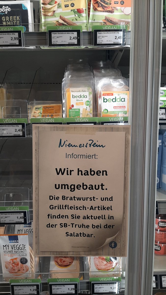 sinah_mj's tweet photo. Das vegane Alternativen Sortiment in meinem Edeka ist so groß geworden, dass sie zwei große Kühlschranke Fleisch verdrängt haben <3 Diese zwei Kühlschranke quetschen sich jetzt in eine winzige Truhe und ich liebe es https://t.co/GuYguOz5cl