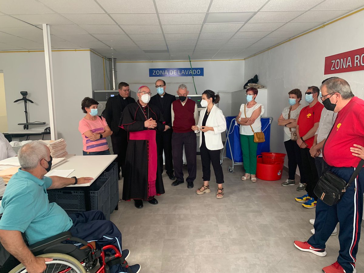 architoledo's tweet photo. El @Obispofcerro ha visitado esta tarde, dentro de su visita pastoral a #Alía, la lavandería #ASDIVI, institución con la que colabora la obra social de @GuadalupeJubile https://t.co/LKIWgWGOAI