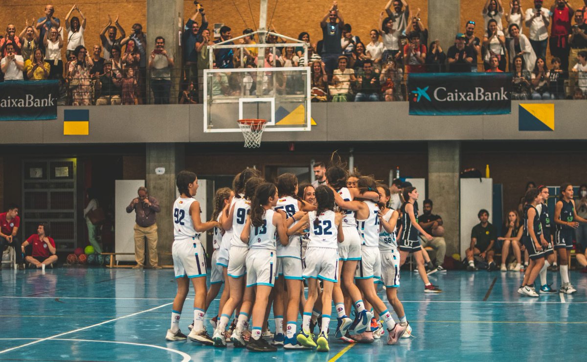 CopaColegial's tweet photo. Son 𝗖𝗔𝗠𝗣𝗘𝗢𝗡𝗘𝗦⛹️‍♂️y⛹️‍♀️ de la Pequecopa 2022, y hablamos con ellos tras el título

🎙️ ENTREVISTA 

🏆 Con @EstudioCD https://t.co/bsHuiWxqRL

🏆 Y las chicas de @sanagusmadrid https://t.co/FyOmRFaUCo

#ElDesafíodeTodos https://t.co/IA0LJBQVdv