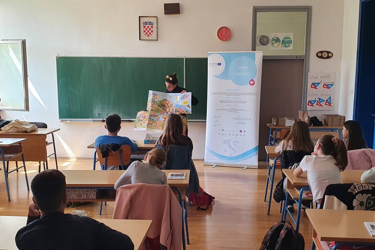 Little students from the primary school in Opuzen being trained on the risks of flooding and natural catastastrophe. The lesson conducted by the head of the civil protection service in Dubrovnik, Mrs. Ana Miličić. 
see more at edubrovnik.org/projekt-stream…