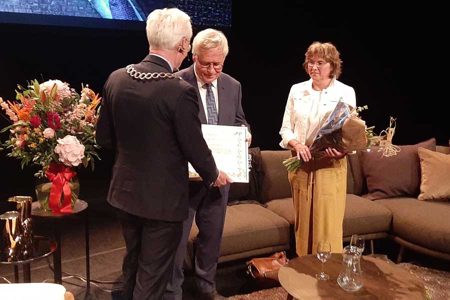 Pieter Meekels is benoemd tot ereburger van de gemeente Sittard-Geleen. Hij heeft deze hoogste gemeentelijke onderscheiding ontvangen als blijk van waardering vanwege zijn bijzondere inzet voor Sittard-Geleen en zijn inwoners. sittard-geleen.nl/actueel/Home/N…