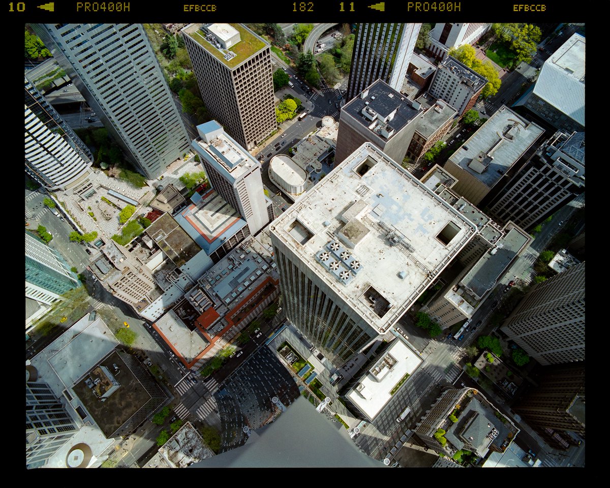 _dipsauce's tweet photo. gm y'all! here's a couple medium format frames I shot from a solo send, on the roof of Seattle's second tallest. this was my first time shooting this film stock on medium format.
-
-
120 film - Fuji Pro400h - Pentax 67 https://t.co/j9JWxhTQtM