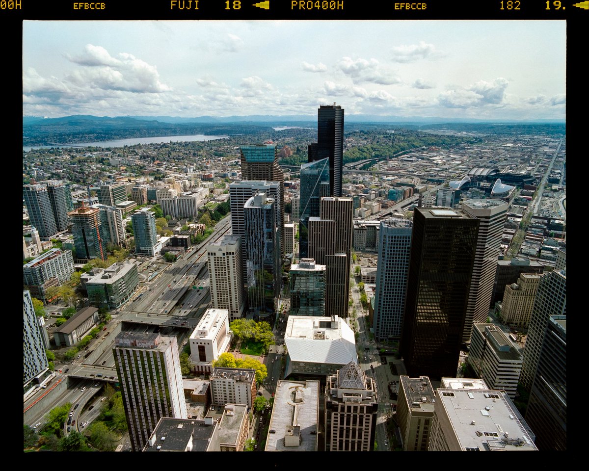 _dipsauce's tweet photo. gm y'all! here's a couple medium format frames I shot from a solo send, on the roof of Seattle's second tallest. this was my first time shooting this film stock on medium format.
-
-
120 film - Fuji Pro400h - Pentax 67 https://t.co/j9JWxhTQtM