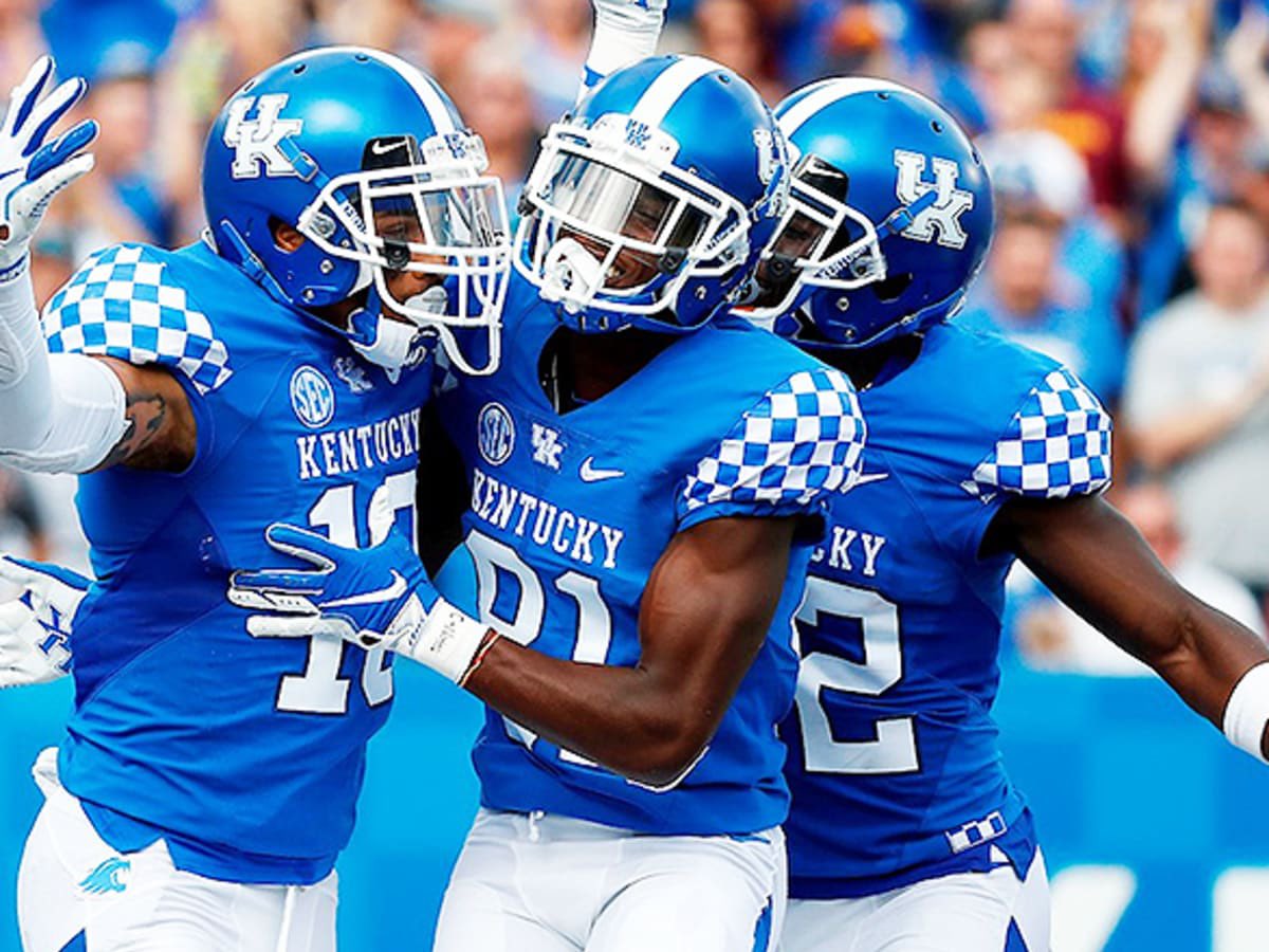 Blessed to receive my first D1 offer from the UNIVERSITY OF KENTUCKY @WhitmerFB @universityofky @CoachWintersWHS