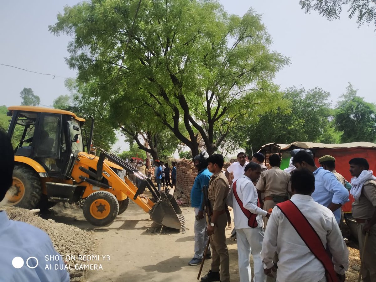 DM_Bhadohi's tweet photo. भदोही जिला प्रशासन व पुलिस की संयुक्त टीम द्वारा ज्ञानपुर के थाना गोपीगंज के ग्राम महुआरी जंगीगंज राष्ट्रीयराजमार्ग के किनारे 5 करोड़मूल्य की 44500 वर्ग फीट तालाब की भूमि पर 3 दर्जन अवैध कब्जेदारों से बुलडोजर चलवाकर अवमुक्त कराया गया
@CMOfficeUP @bhadohipolice @UPGovt @InfoDeptUP https://t.co/ORhwKf3Q4O