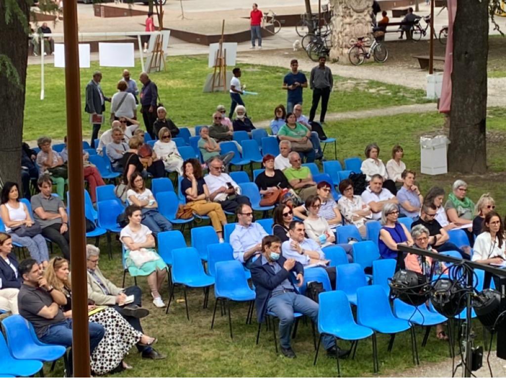 acadriarovigo's tweet photo. 🏃🏻‍♀️ lavoro sarà #faticoso non per tutti da rincorrere
❓realtà lavorativa dovrà rispondere alla domanda sul #senso del lavoro così i lavoratori potranno affrontare le fatiche
🪴il lavoro dovrà essere capace di #includere generazioni e culture diverse per diventare generativo https://t.co/sF16zIOfhj