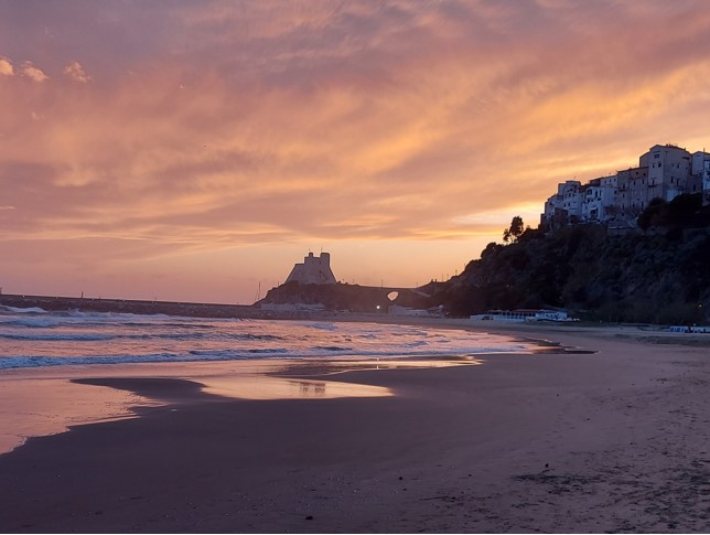 KimberlyinRome's tweet photo. These colors....😍😍

#Sunset #Sperlonga 🇮🇹 https://t.co/sXF4dBitij